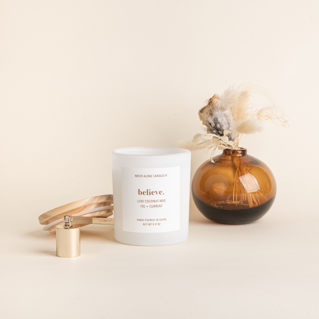 long lasting best smelling candle made with coconut wax and non toxic fragrances scented with fig and currant for a headache free experience